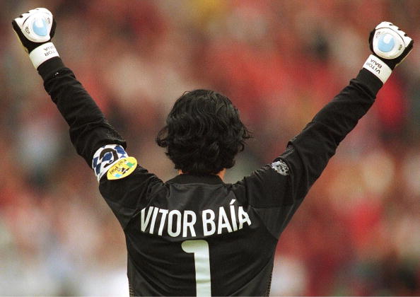 Vítor Baía festeja a vitória contra a Turquia no Euro 2000