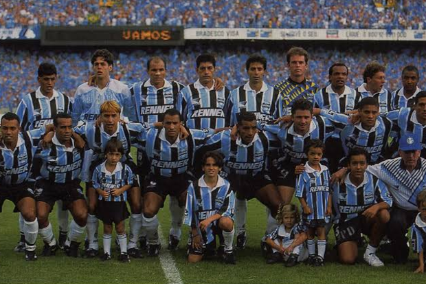 1996: Um ano depois de conquistar a Amrica, Grmio chega ao topo do Brasil